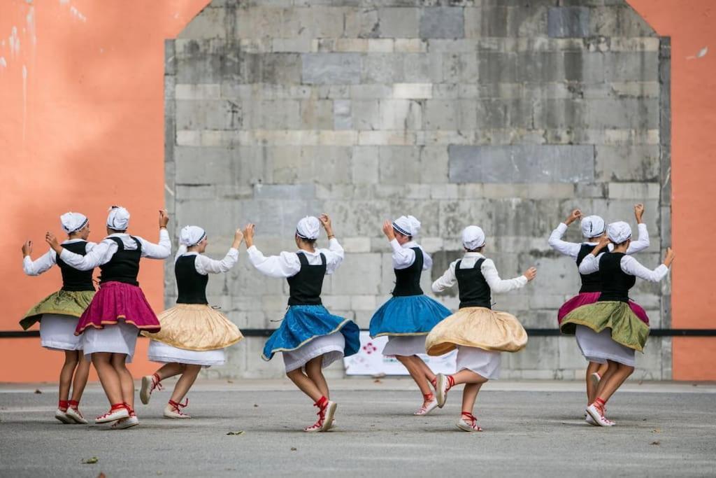 Вилла Bergerie Geldi Leku Saint-Jean-le-Vieux  Экстерьер фото